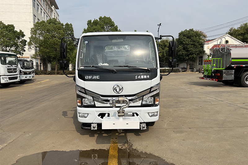 东风小利卡洒水车(5吨)